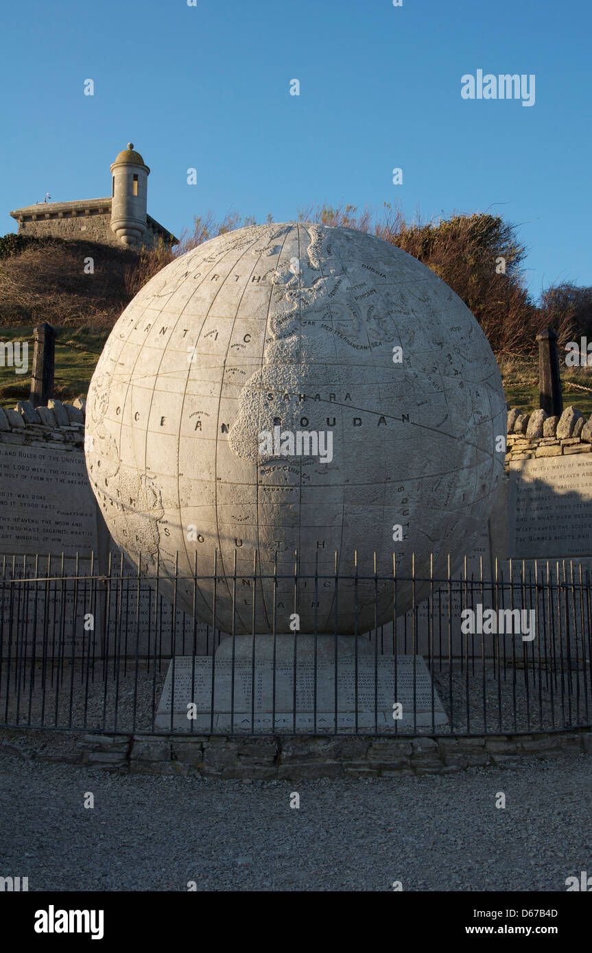 Il grande globo a testa Durlston vicino a Swanage nel Dorset. Costruito in pietra di Portland nel 1887 pesa 40 tonnellate. Isola di Purbeck, Inghilterra, Regno Unito. Foto Stock