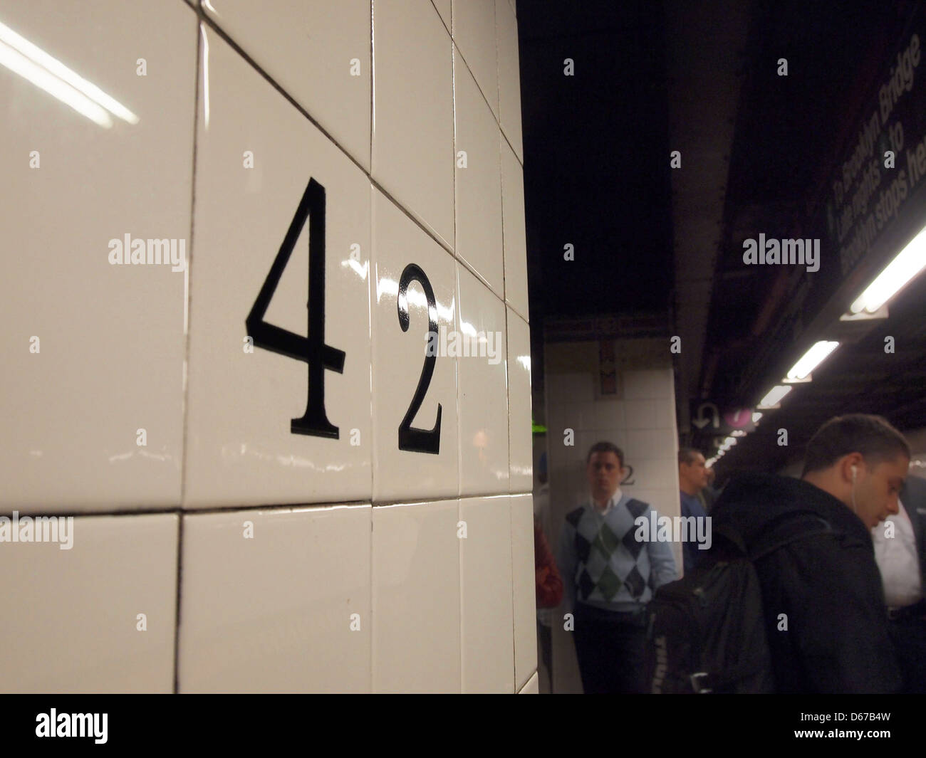 Il numero 42 su una metropolitana di NYC piastrella al 42nd St IRT subway platform, New York, NY, Aprile 11, 2013 © Katharine Andriotis Foto Stock