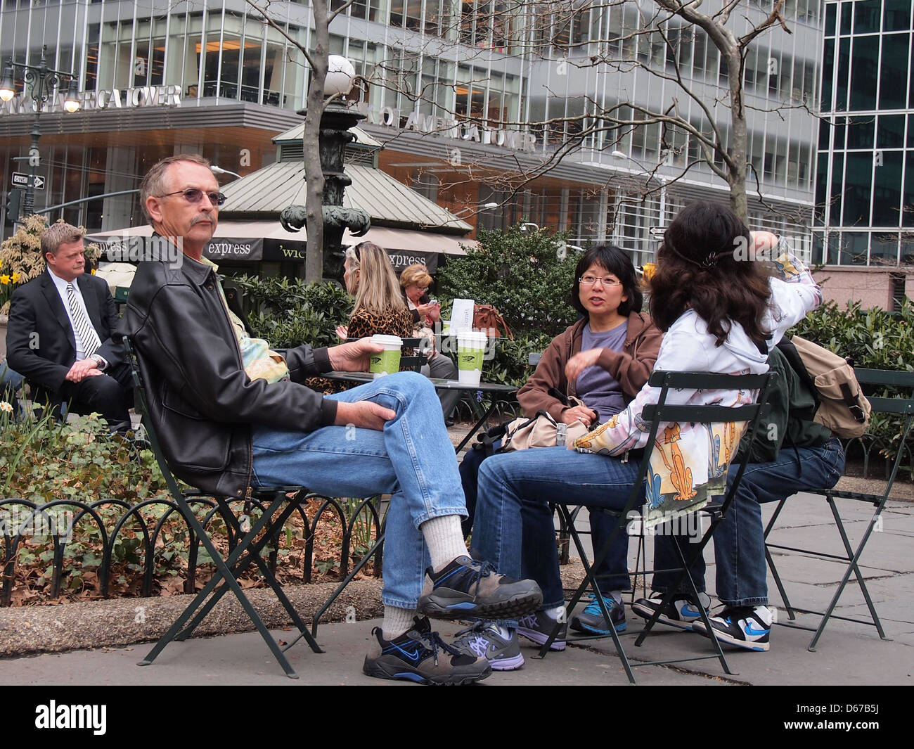 Per coloro che godono di una pausa caffè in Bryant Park, New York, NY, Aprile 11, 2013 © Katharine Andriotis Foto Stock