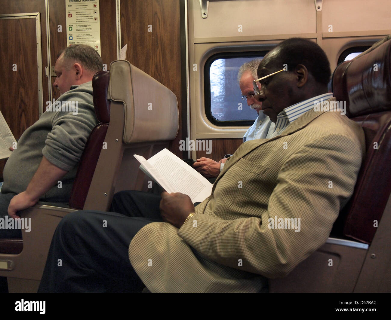 Gli uomini su Metro-North ferrovia treni pendolari in New York, Stati Uniti d'America, 11 aprile 2013, © Katharine Andriotis Foto Stock