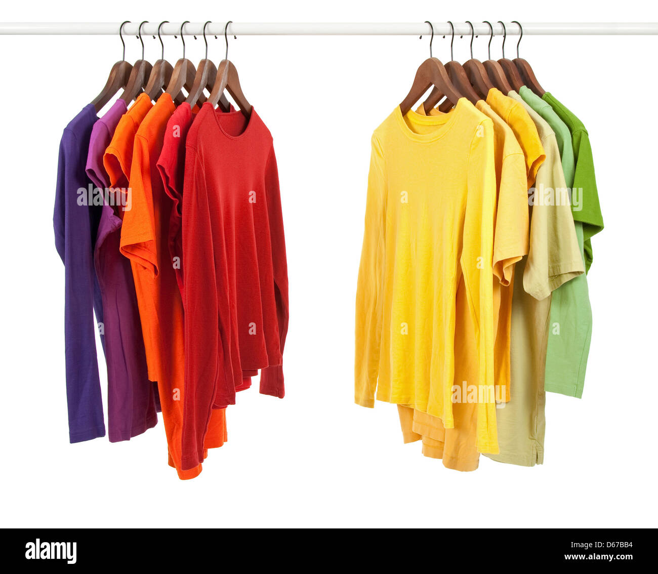 Scelta di vestiti di colori differenti per i portabiti in legno, isolato su bianco. Foto Stock