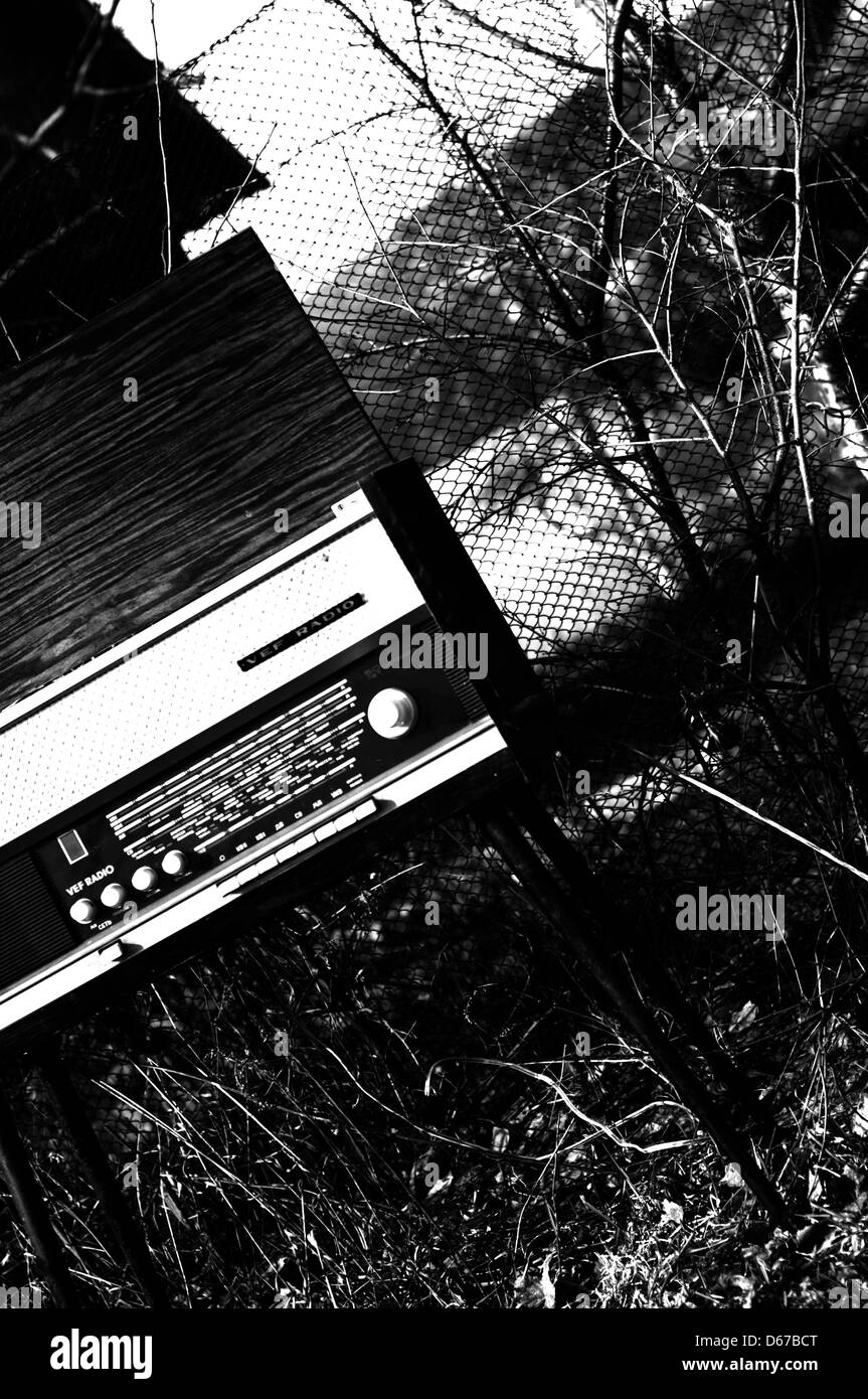 Una foto digitale che cattura una vecchia radio VEF dalla Russia, raffigurante un'atmosfera nostalgica e vintage della primavera, con uno stile fotografico in bianco e nero. Foto Stock