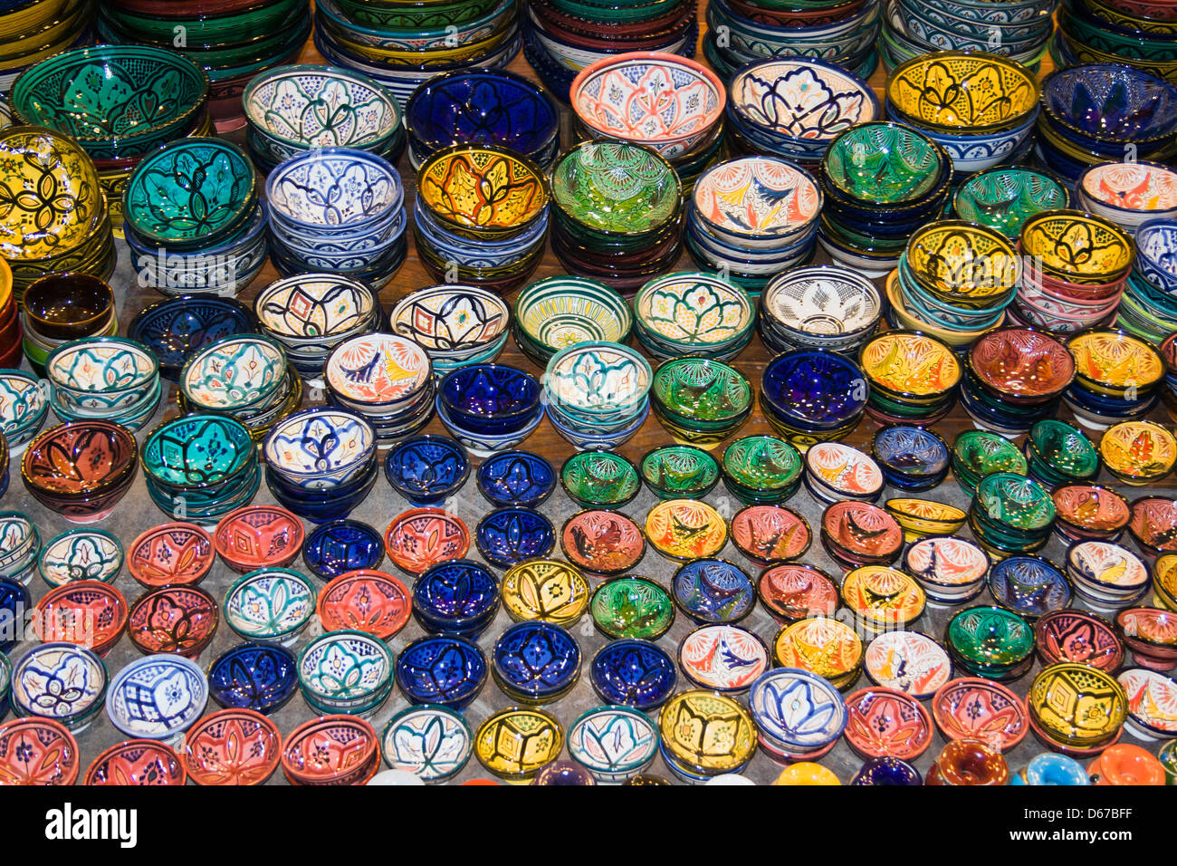 Colorati piatti in ceramica in vendita presso il mercato in piazza Jamaa El Fna a Marrakech o a Marrakech, Marocco. Foto Stock
