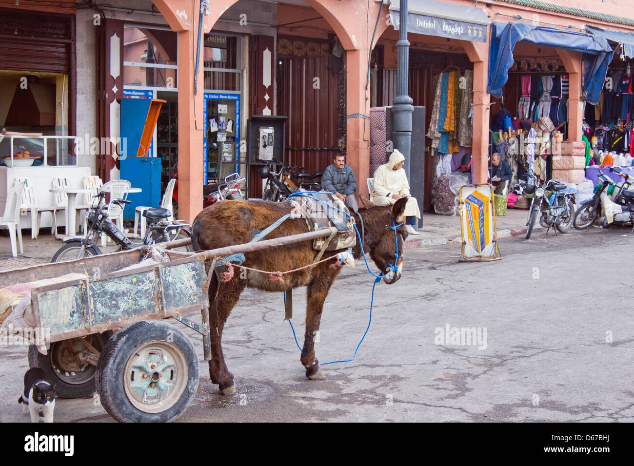 La mellah, il vecchio quartiere ebraico, o di Marrakech Marrakesh, Marocco. Strada tipica scena. Foto Stock