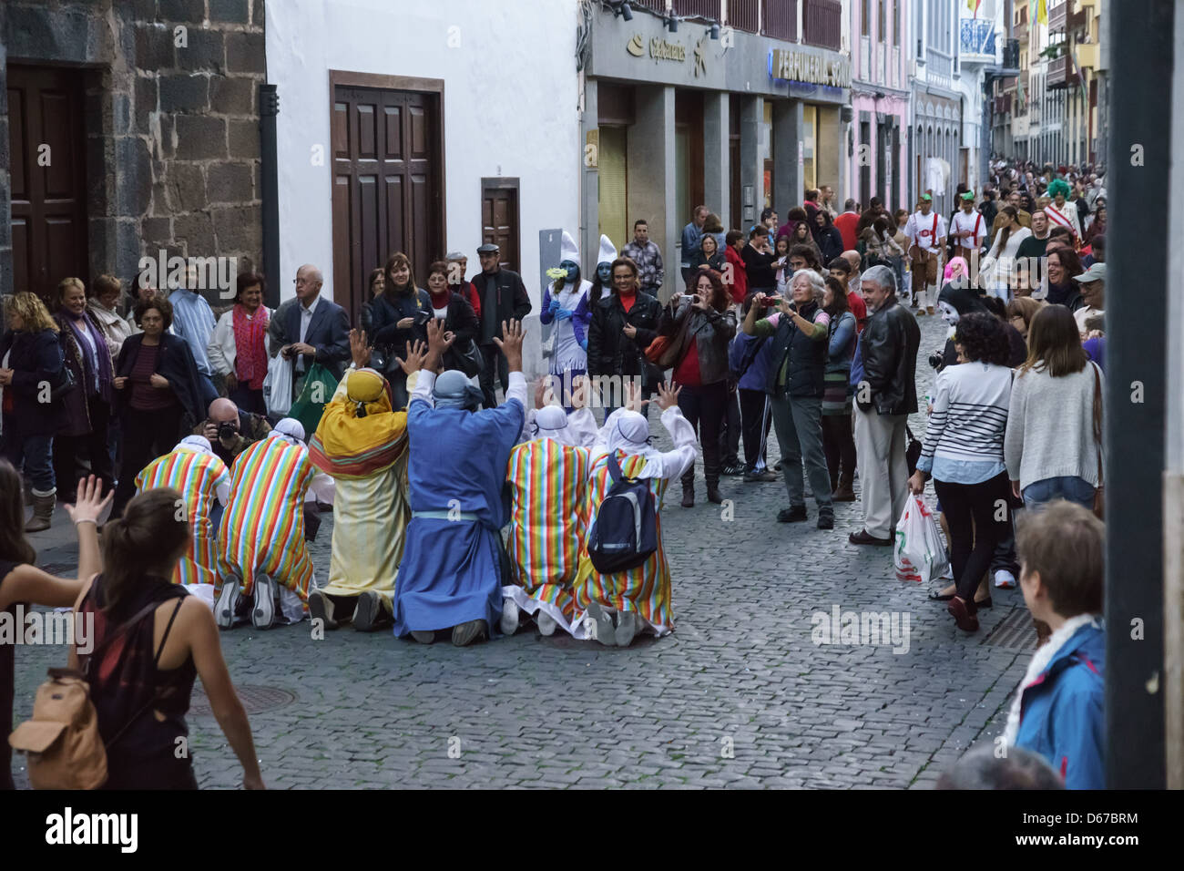 Santa Cruz, Carnaval de Los Indianos, street party e sfilate con abiti fantasiosi. Politicamente scorretto. 'Muslim' Arabi "pregare". Foto Stock