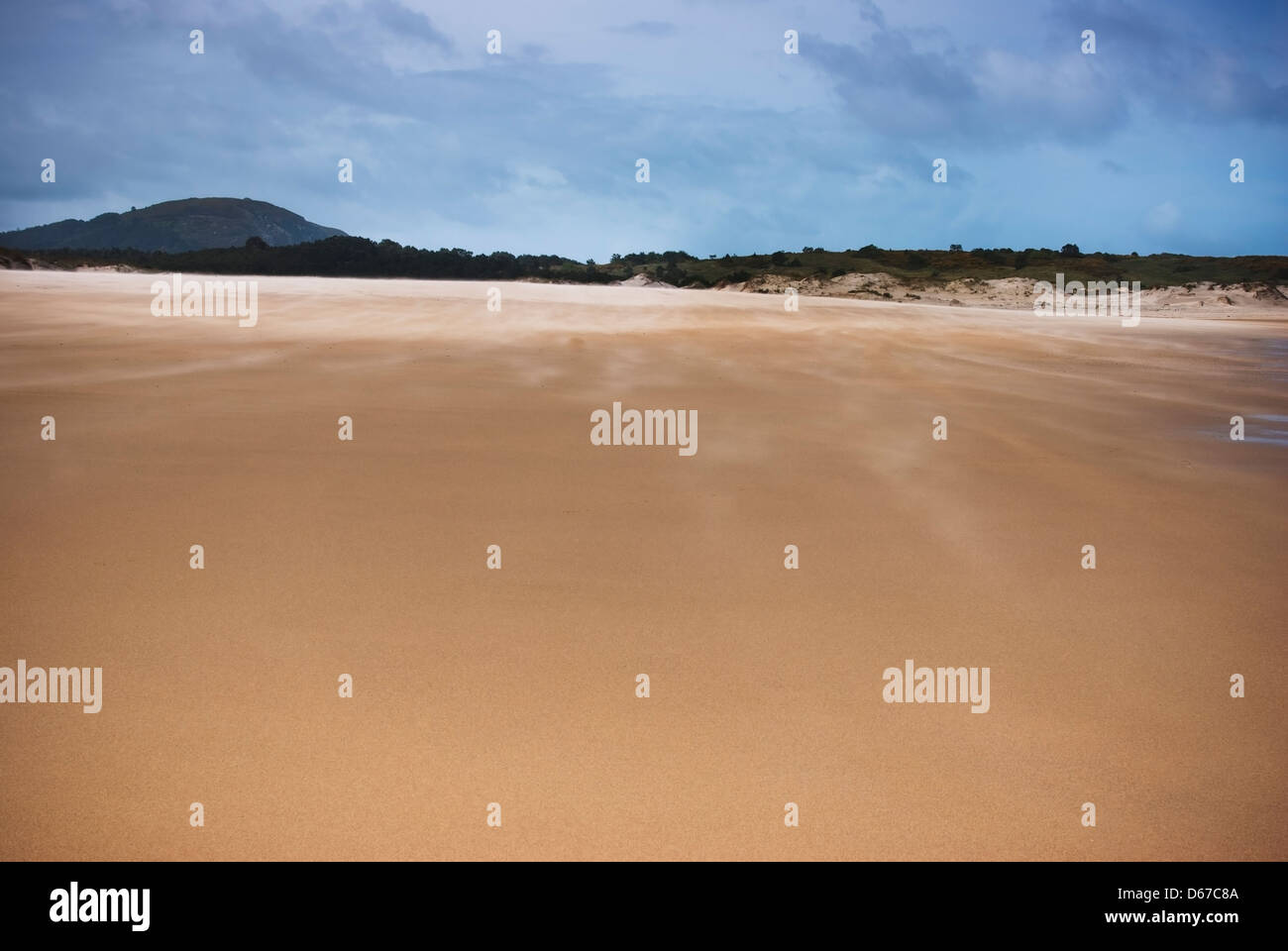 Paesaggio spiaggia solitaria giornata con cielo molto nuvoloso Foto Stock