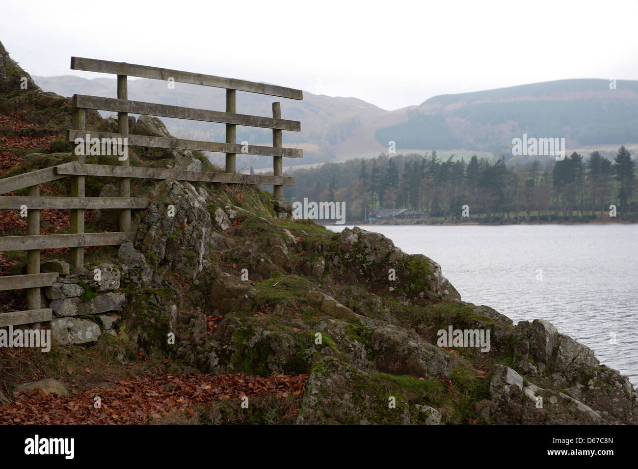 Un cancello e una recinzione sulle rive di Ullswater nel Lake District inglese. Foto Stock