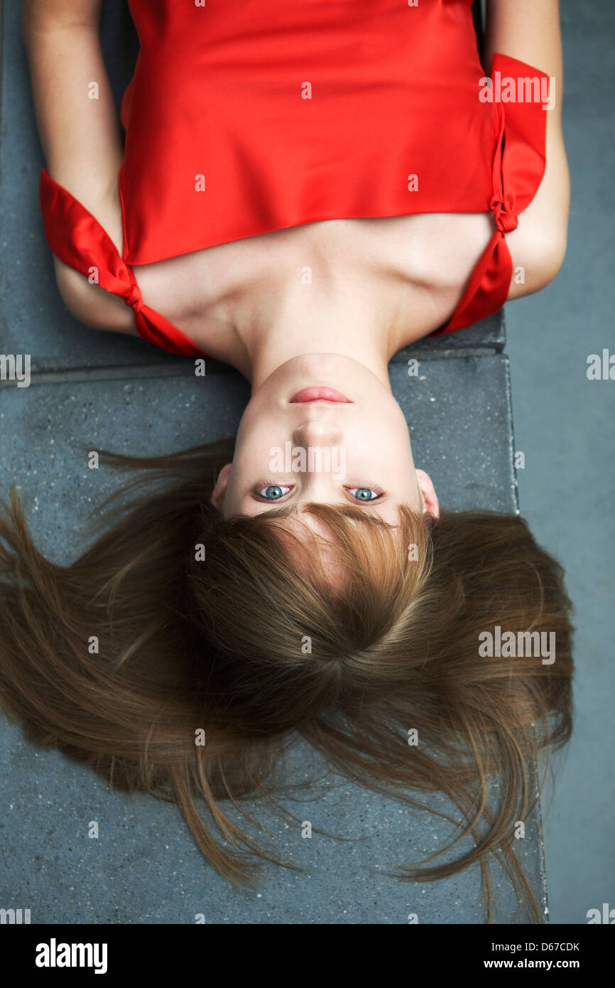 Bella teen giacente sul banco di lavoro Foto Stock