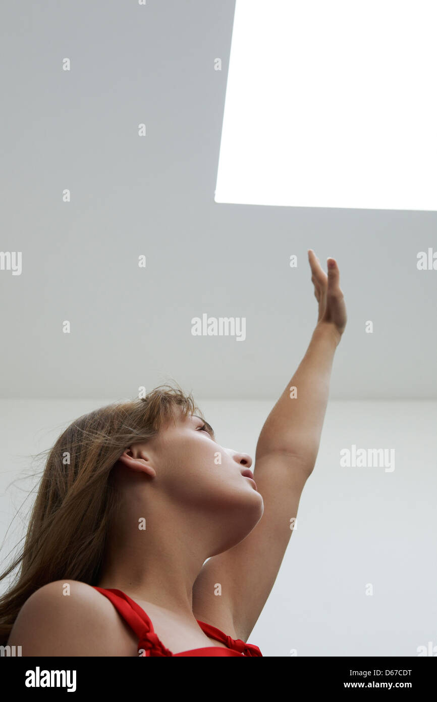 Teen girl per raggiungere il cielo Foto Stock