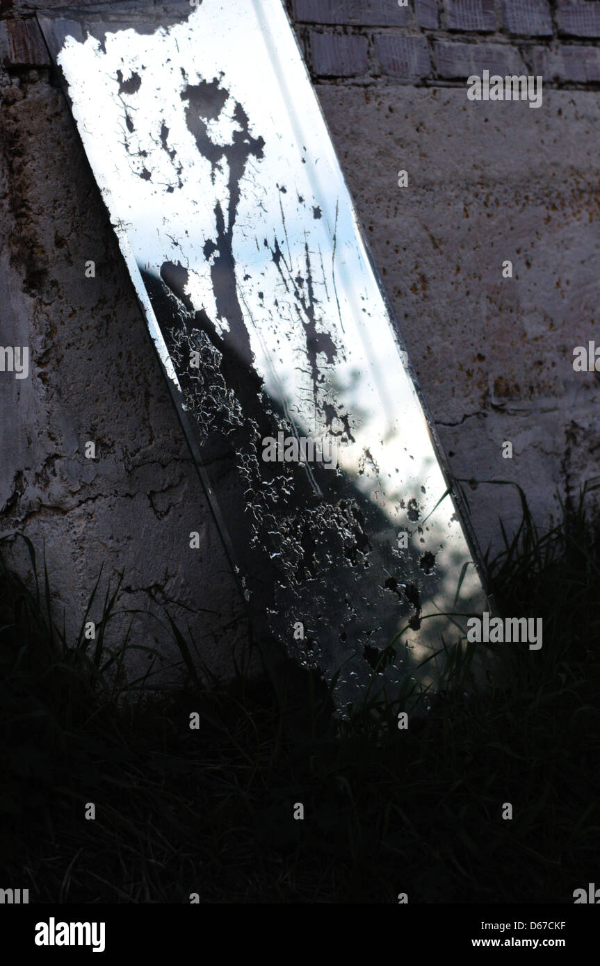 Una foto artistica scattata con una Nikon D5100, caratterizzata da toni scuri e moody. L'immagine esplora il concetto di "ricordi pesanti", trasmettendo un'atmosfera emotiva e riflessiva. Foto Stock