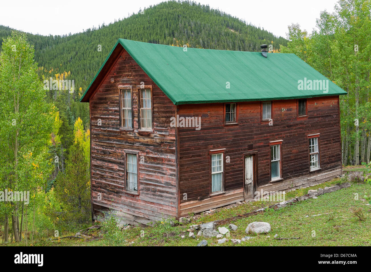Ex casa di imbarco e caduta delle foglie a Sandy Hook di Ghost Town a nord della città Ohio, Gunnison County, Colorado. Foto Stock