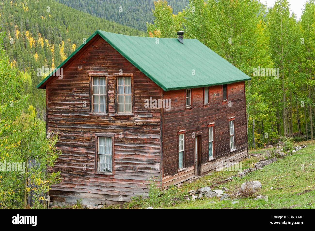 Ex casa di imbarco e caduta delle foglie a Sandy Hook di Ghost Town a nord della città Ohio, Gunnison County, Colorado. Foto Stock