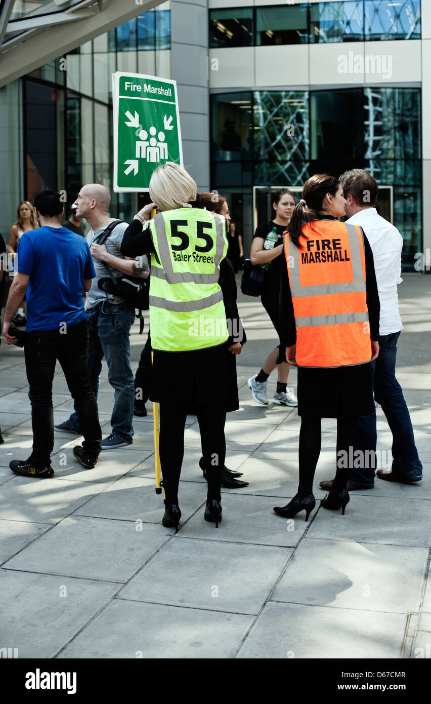 Assemblare il personale a fuoco il punto di sicurezza esterno, 55 Baker Street, Marylebone, London, Regno Unito, Europa Foto Stock