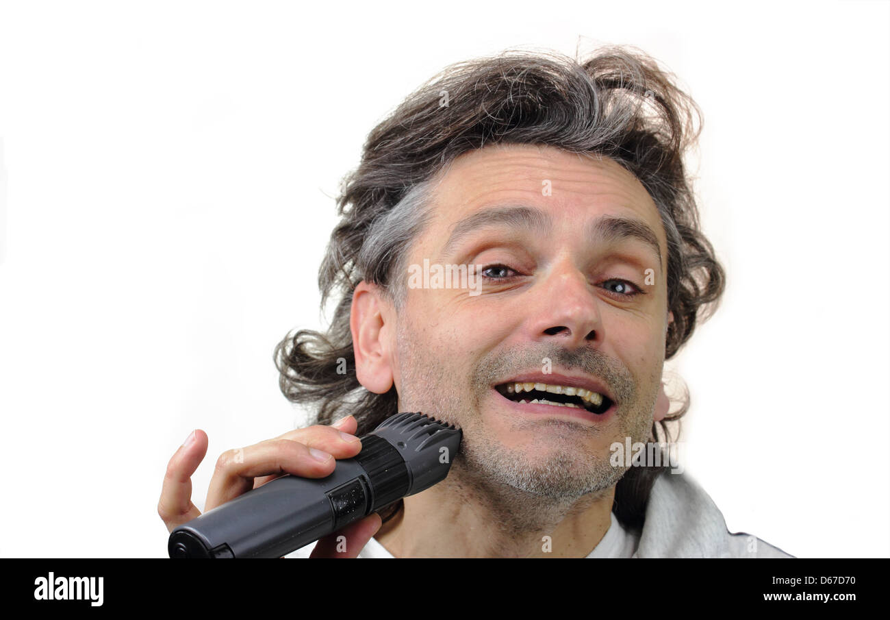L'uomo la rasatura la guancia con rasoio elettrico Foto Stock
