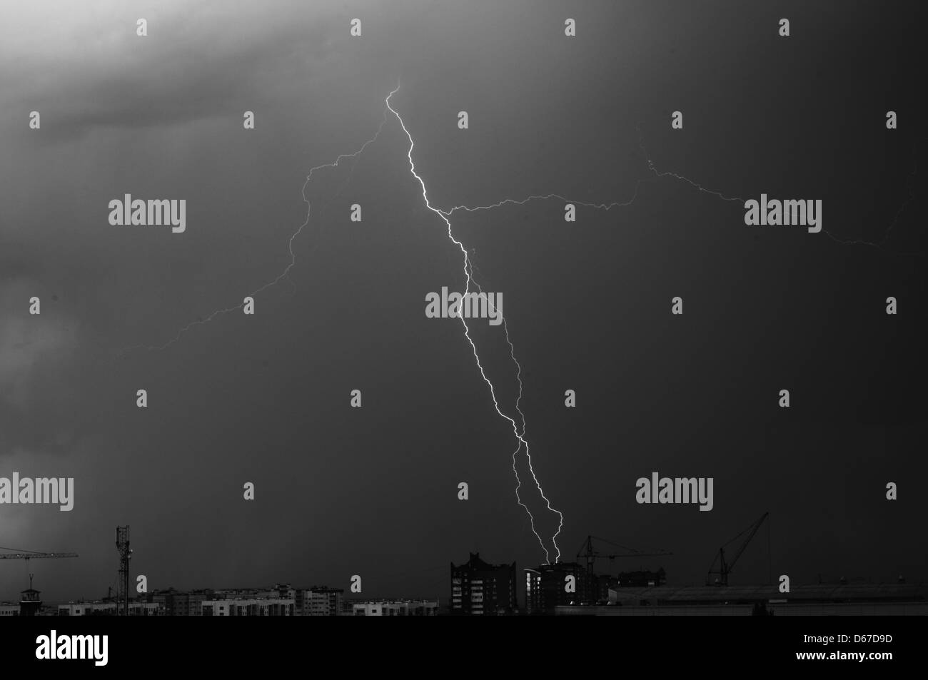 Un drammatico colpo di fulmine diurno catturato in Russia durante l'estate del 2012, che mostra tuoni e condizioni meteorologiche intense. L'immagine viene post-elaborata per una maggiore chiarezza e dettagli. Foto Stock Un drammatico colpo di fulmine diurno catturato in Russia durante l'estate del 2012, che mostra tuoni e condizioni meteorologiche intense. L'immagine viene post-elaborata per una maggiore chiarezza e dettagli. Foto Stock