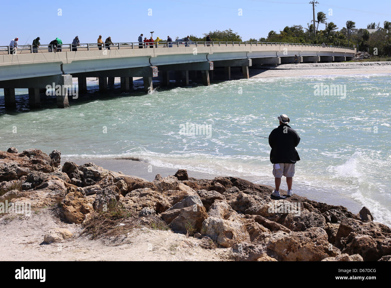 Il ponte e la gente a pesca di Captiva Island, Florida, Stati Uniti d'America Foto Stock