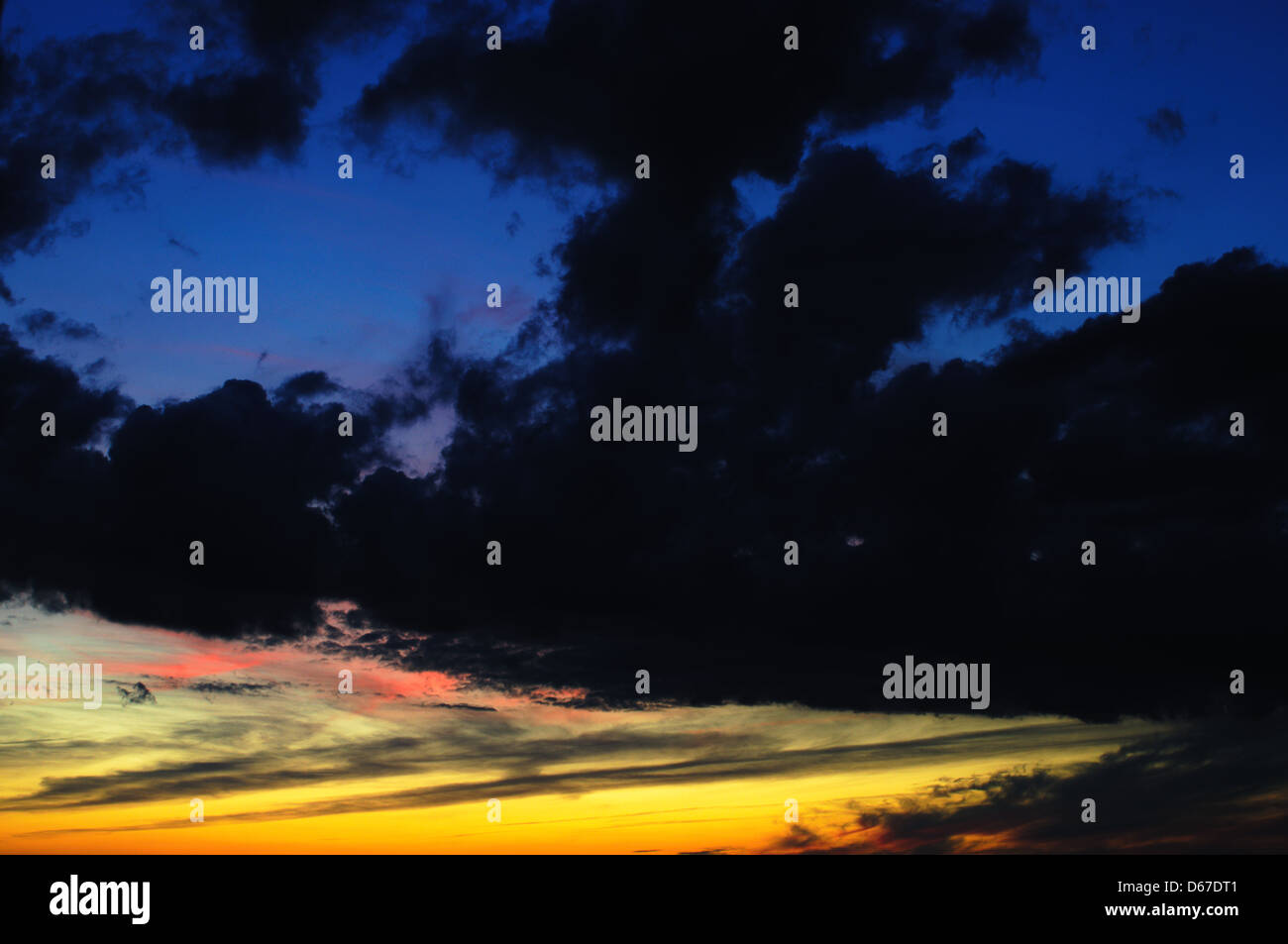 L'immagine mostra un cielo manipolato digitalmente con colori alterati, creato utilizzando GIMP e il software ufraw. La foto presenta un cielo spettacolare e post-elaborato con effetti di gradazione di colore unici. Foto Stock