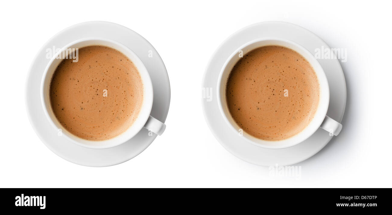 Tazza di caffè con schiuma bella isolato su bianco, vista dall'alto Foto Stock