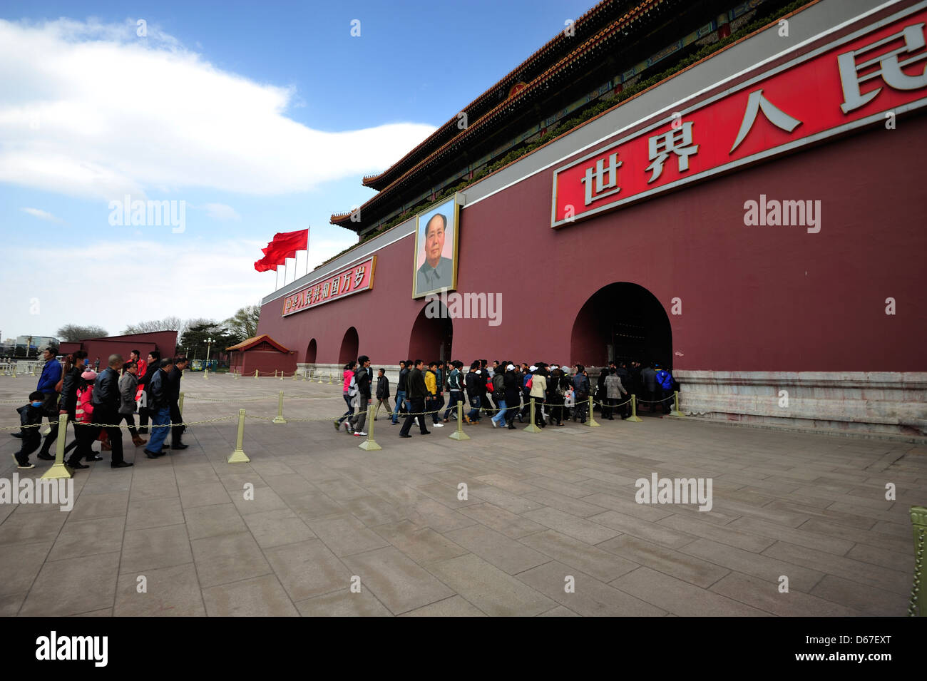 Pechino, Cina - 1 Aprile:i visitatori andando passare la famosa Porta di Tiananmen per andare alla Città Proibita di Pechino in aprile 1, 2013. Foto Stock