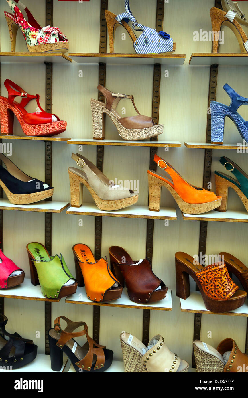 Scarpe donna sul display in un negozio a Firenze Italia Foto Stock