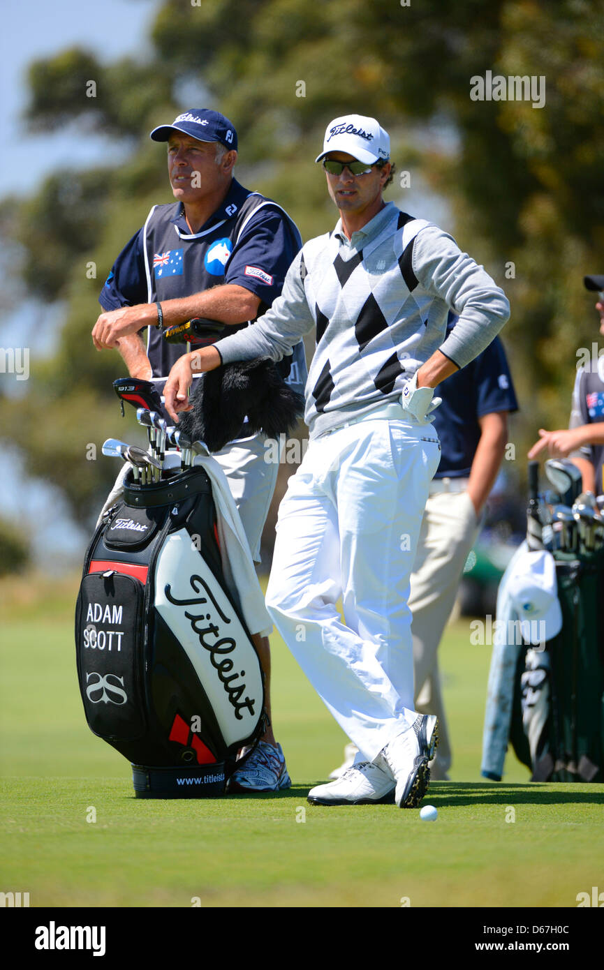 Melbourne, Australia. 16-11-12. Adam Scott (Aus) con caddy Steve Williams durante il secondo turno presso l'Australian Masters Foto Stock