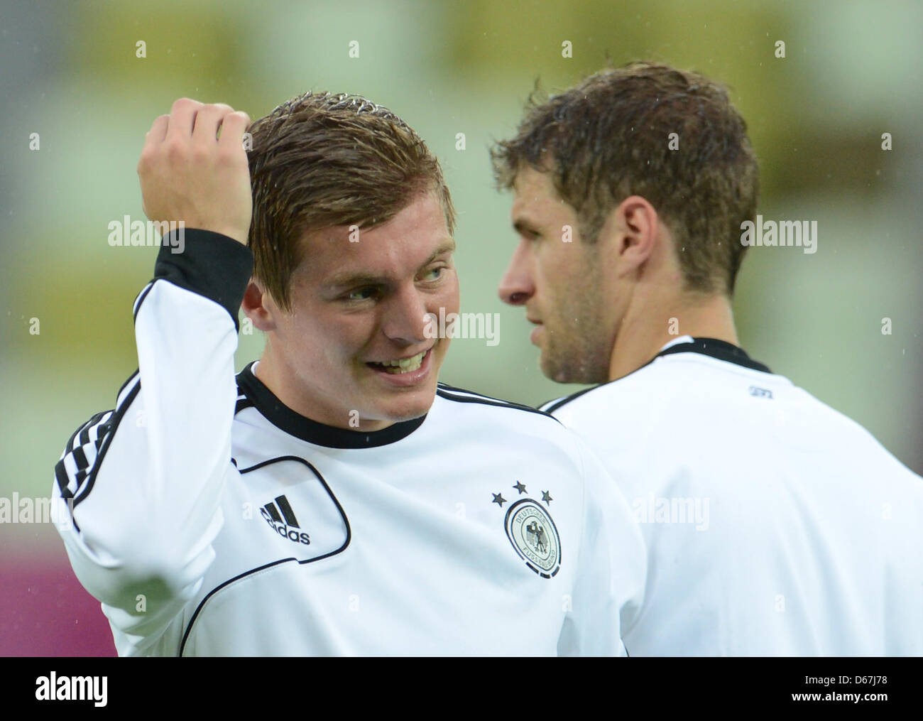 Germania Toni Kroos (L) e Thomas Mueller frequentare una sessione di allenamento della nazionale tedesca di calcio a Arena Danzica Danzica, Polonia, 21 giugno 2012. Foto: Andreas Gebert dpa (si prega di fare riferimento ai capitoli 7 e 8 del http://dpaq.de/Ziovh per UEFA EURO 2012 Termini & Condizioni) +++(c) dpa - Bildfunk+++ Foto Stock