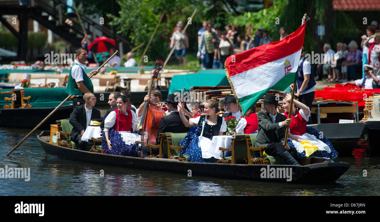 I partecipanti ungheresi del Festival della Musica Folk di sedersi in Spreewald sterline durante l'apertura del festival in Luebbenau, Germania, 22 Juen 2012. I tre giorni del festival mostra una danza e tappa in programma di intenational agisce da dieci diversi paesi. Foto: Patrick Pleul Foto Stock