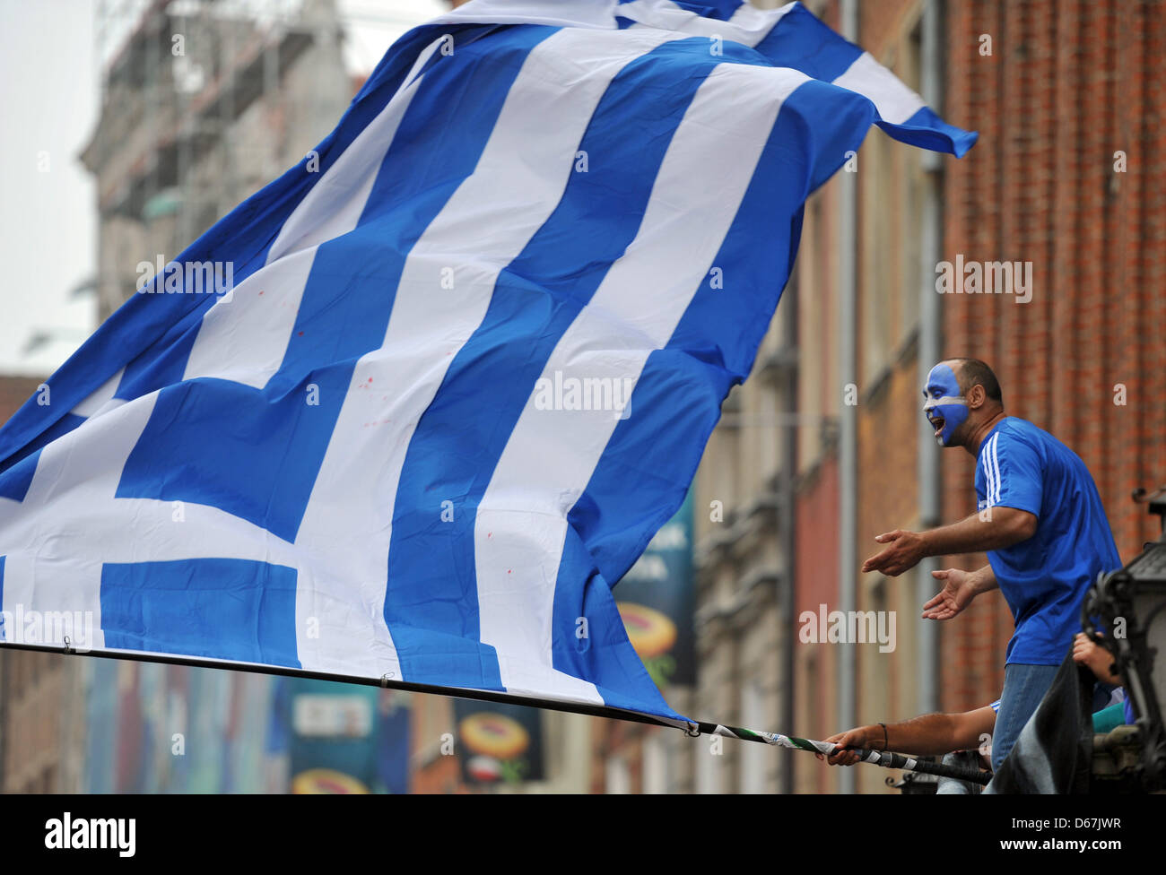 I sostenitori della Grecia tifare per le strade prima di UEFA EURO 2012 quarterfinal partita di calcio Germania vs Grecia a Arena Danzica Danzica, Polonia, 22 giugno 2012. Foto: Andreas Gebert dpa +++(c) dpa - Bildfunk+++ Foto Stock