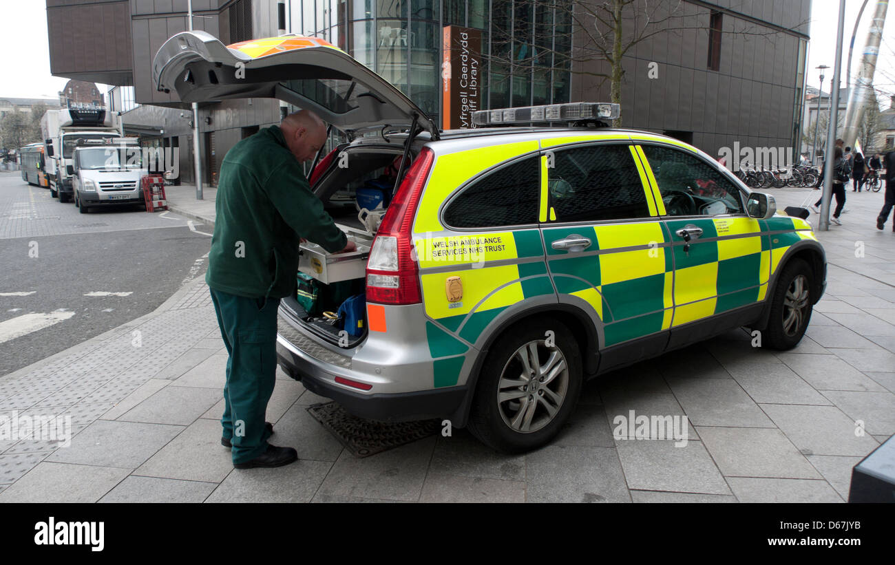 Un Welsh NHS lavoratore e un & E PARAMEDICO ambulanza nel centro di Cardiff Wales UK KATHY DEWITT Foto Stock