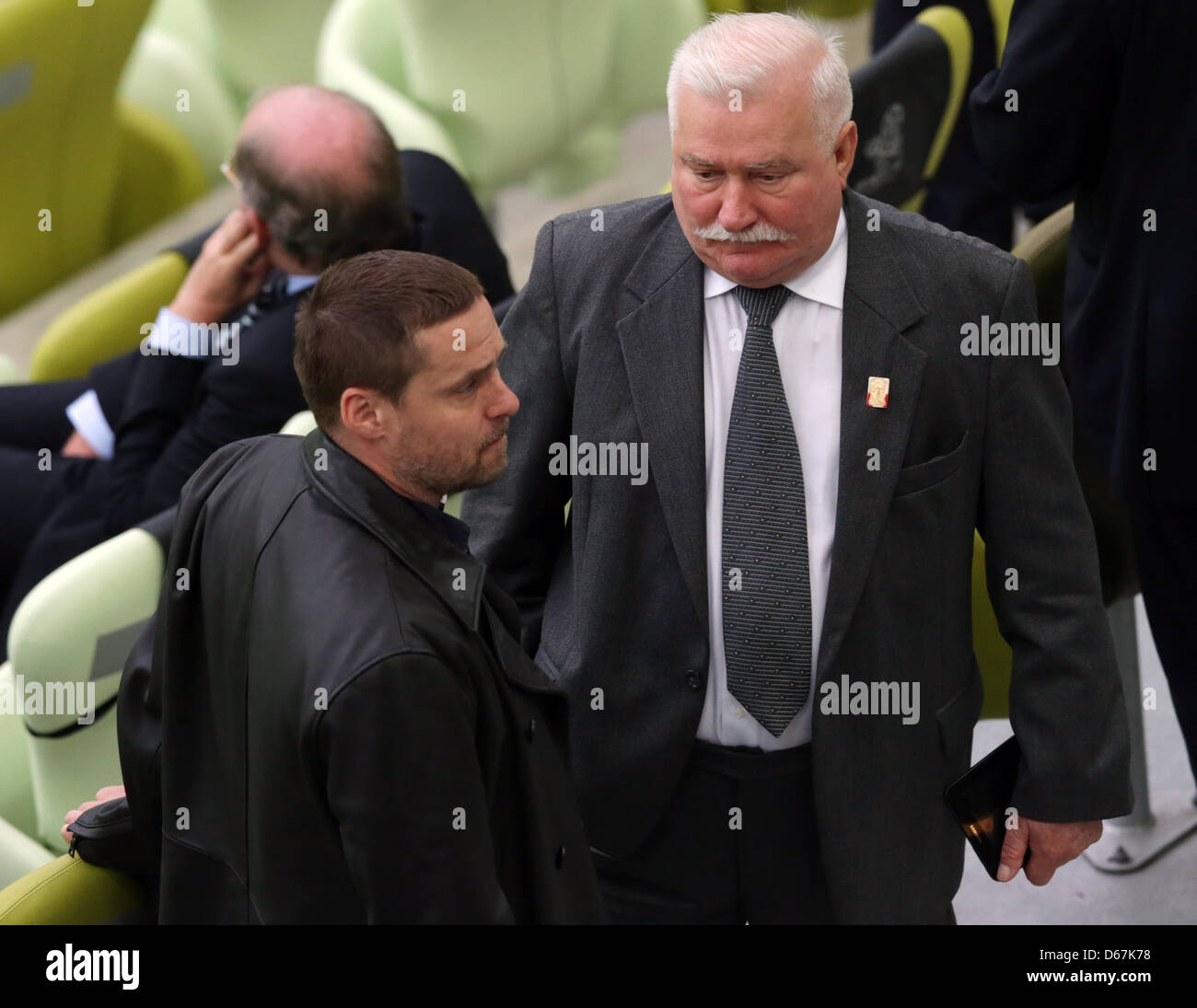 L ex presidente polacco Lech Walesa (R) parla di suo figlio Piotr (L) sulle gabbie prima di UEFA EURO 2012 quarto di finale di partita di calcio Germania vs Grecia a Arena Danzica Danzica, Polonia, 22 giugno 2012. Foto: Jens Wolf dpa (si prega di fare riferimento ai capitoli 7 e 8 del http://dpaq.de/Ziovh per UEFA EURO 2012 Termini & Condizioni) +++(c) dpa - Bildfunk+++ Foto Stock