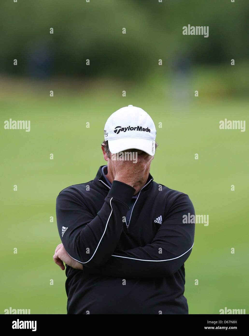 Australian golfista Marcus Fraser dimostra la sua delusione dopo la International Open torneo di golf al Gut Laerchenhof in Pulheim, Germania, 24 giugno 2012. Foto: ROLF VENNENBERND Foto Stock