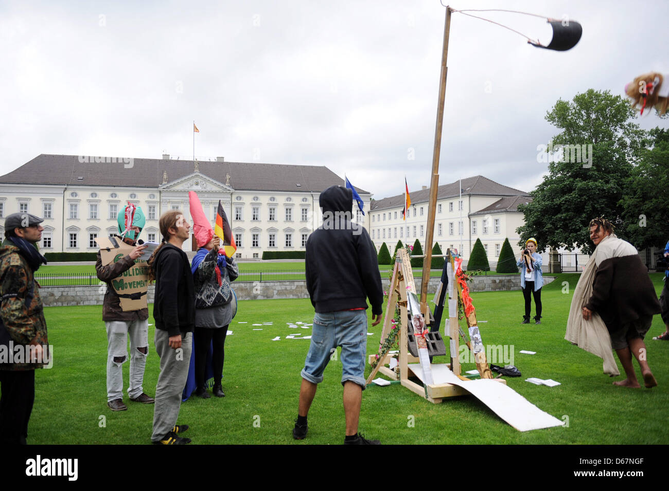 Gli attivisti del movimento occupano simbolicamente il fuoco gli ostacoli al Bellevue Palace con una catapulta a Berlino, Germania, 25 giugno 2012. I manifestanti hanno protestato contro il patto fiscale. Foto: MAURIZIO GAMBARINI Foto Stock