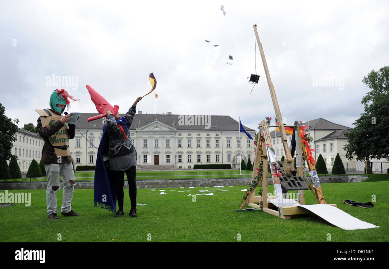 Gli attivisti del movimento occupano simbolicamente il fuoco gli ostacoli al Bellevue Palace con una catapulta a Berlino, Germania, 25 giugno 2012. I manifestanti hanno protestato contro il patto fiscale. Foto: MAURIZIO GAMBARINI Foto Stock