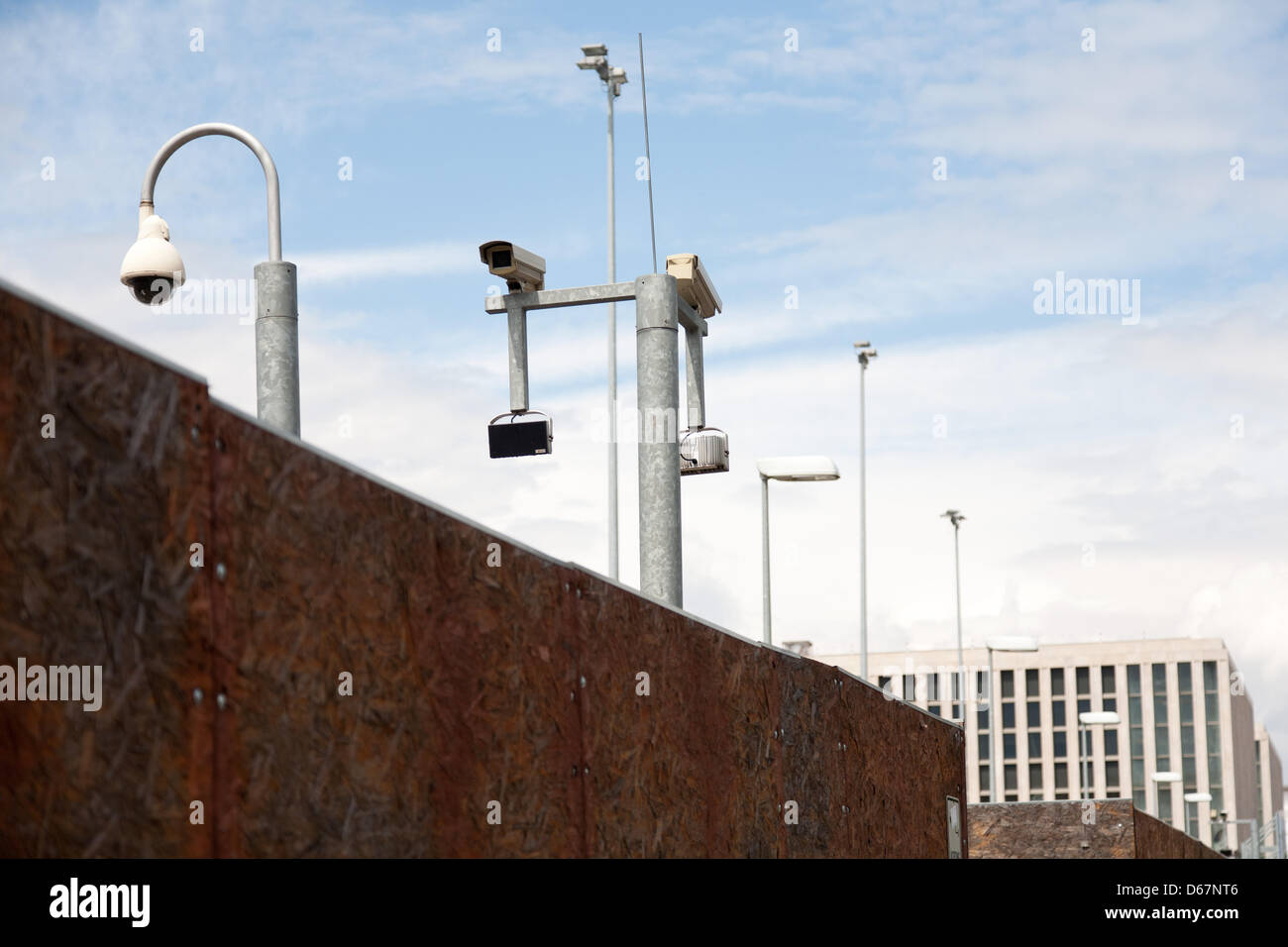 Le telecamere di sicurezza e i proiettori sono installati presso il cantiere per la costruzione del futuro federale di Intelligence Service (BND) sede a Berlino, Germania, 25 giugno 2012. La mossa del BND dalla Pullach bavarese al tedesco capoital è ritardata per un periodo di un anno a causa di un ritardo nella costruzione. Foto: CLAUDIA LEVETZOW Foto Stock