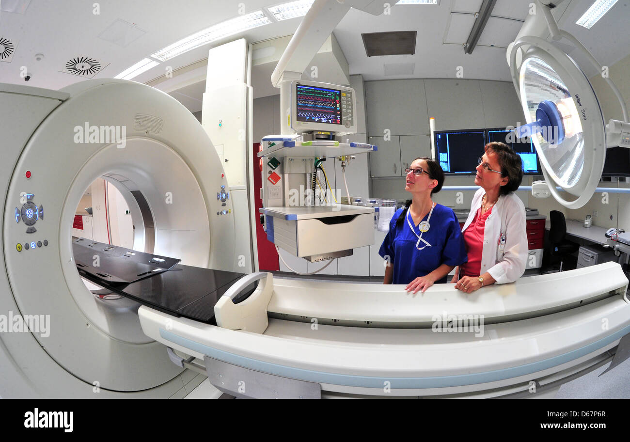 I medici e gli infermieri guardare a un computer è un trauma sala del nuovo centro di sala di emergenza durante la sua apertura a Chemnitz ospedale di Chemnitz (Germania), 18 giugno 2012. La sala di emergenza è uno dei più moderni del suo genere in Germania con due piani e dieci esame e sale trattamento. Foto: Hendrik Schmidt Foto Stock