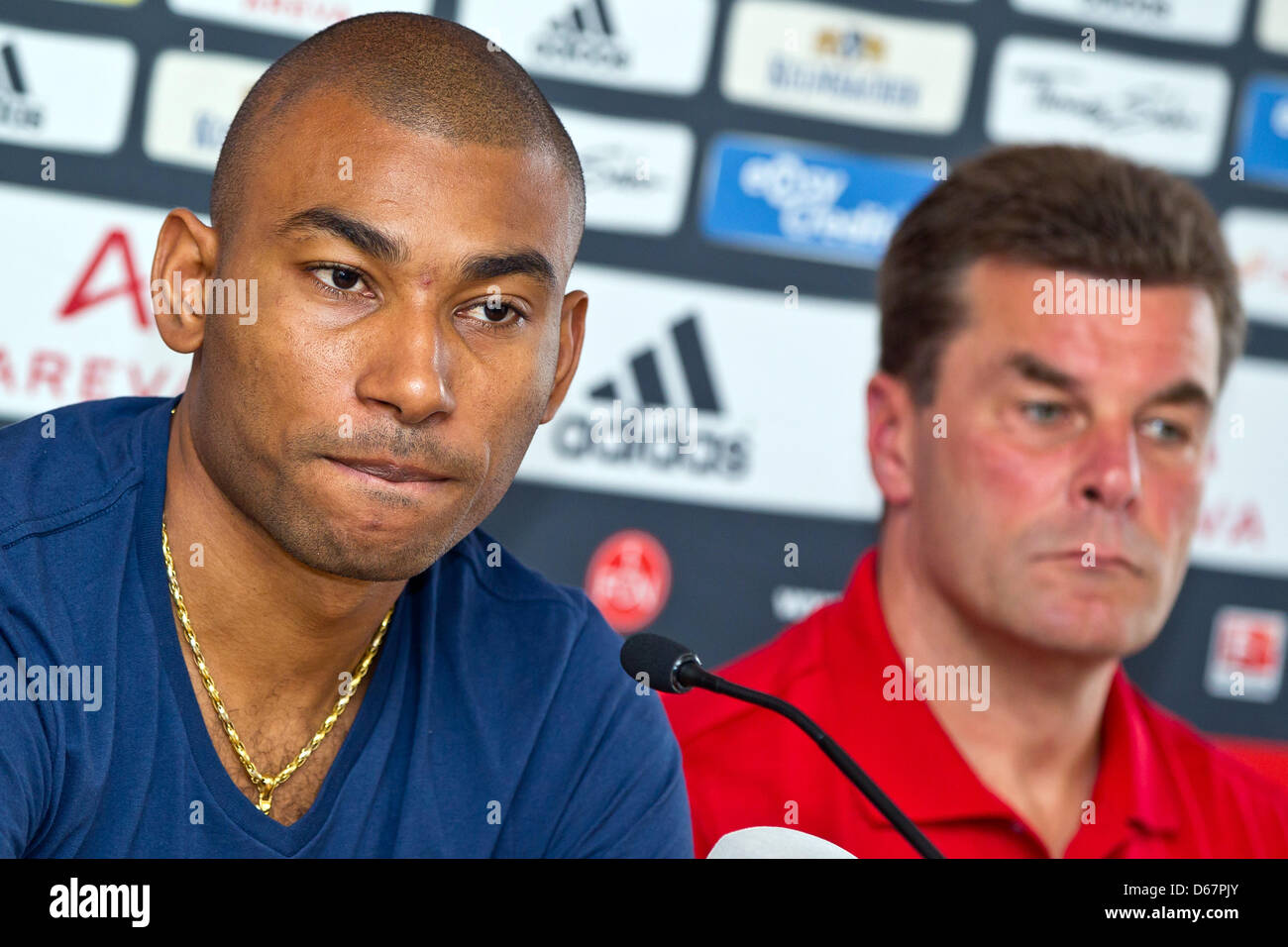 FC Norimberga nuova acquisizione, Brasiliano giocatore di calcio Marcos Antonio (L), si siede accanto al suo nuovo allenatore Dieter Hecking durante la sua presentazione ufficiale nel corso di una conferenza stampa tenutasi a Norimberga (Germania), 27 giugno 2012. Foto: DANIEL KARMANN Foto Stock