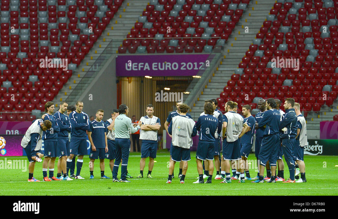 In Italia i giocatori durante una sessione di allenamento della nazionale italiana di calcio presso lo Stadio Nazionale di Varsavia, Polonia, 27 giugno 2012. Foto: Marcus Brandt dpa (si prega di fare riferimento ai capitoli 7 e 8 del http://dpaq.de/Ziovh per UEFA EURO 2012 Termini e Condizioni) Foto Stock