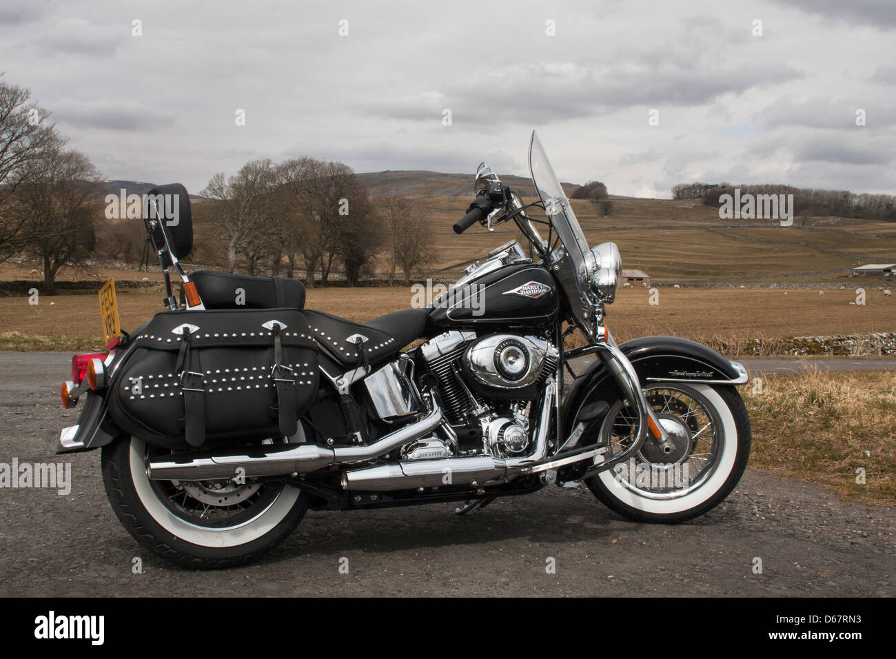 Harley Davidson FLSTC Softail Heritage Classic 2013 mostrato contro un sfondo brughiera Foto Stock