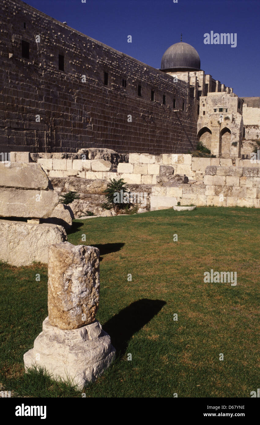 Caduto colonne e pareti collassato - i resti di un magnifico complesso di edifici islamici distrutto dal terremoto del 749 C.E - .giacciono sparsi appena fuori di Al Aqsa composto nella Città Vecchia di Gerusalemme. Israele. Il complesso è stato apparentemente costruito durante il regno di Umayyad califfo El Walid I (705-715 C.E.) ed è simile a quella di altri Umayyad fortificato palazzi ai margini del deserto in Transgiordania e Siria. Foto Stock