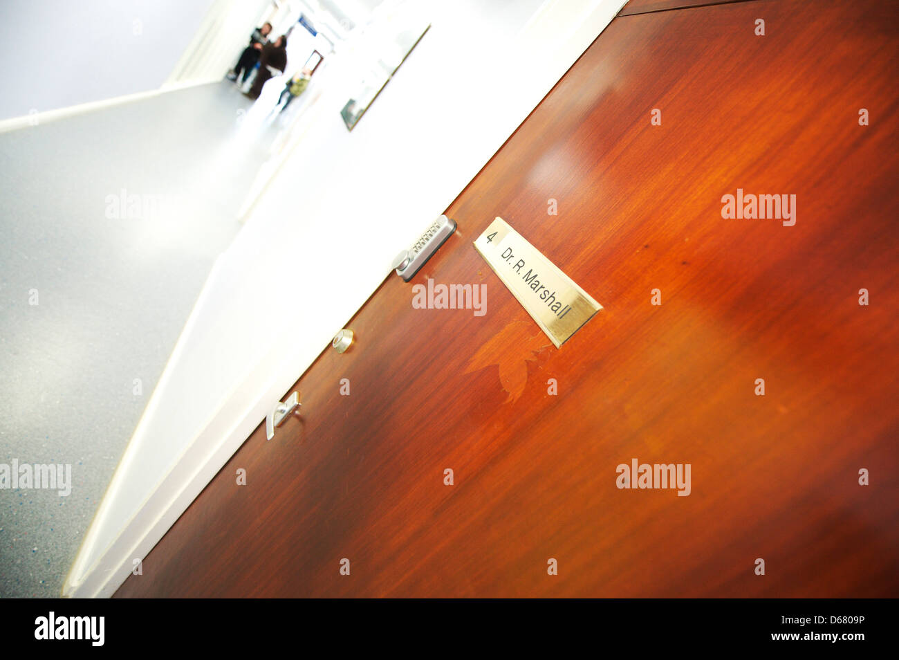 GP Shoot. Centro di salute, Essex. Corridoio e ingresso in camera Foto Stock