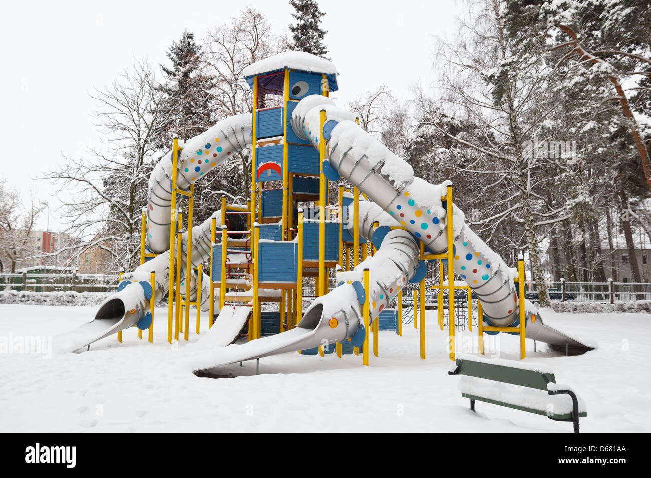 Snowy scorre in un campo giochi per bambini Parcheggio dopo la tempesta di neve Foto Stock