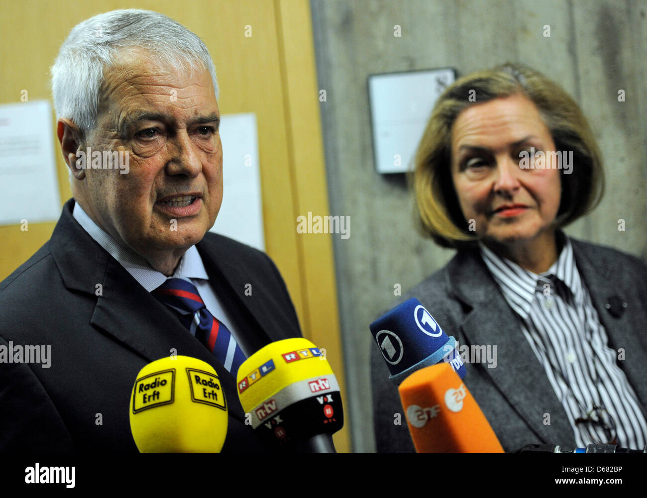 Nuovo proprietario del castello di Gymnich Gerd Overlack e sua moglie Katharina dare un colloquio dopo la chiusura del castello di Gymnich precedentemente di proprietà della famiglia Kelly presso il tribunale regionale di Bruehl, Germania, 03 luglio 2012. Secondo Joey Kelly, il castello fu venduto da asta perché i dodici fratelli non sono riusciti a concordare una vendita o un uso continuato. Foto: HENNING KAISER Foto Stock