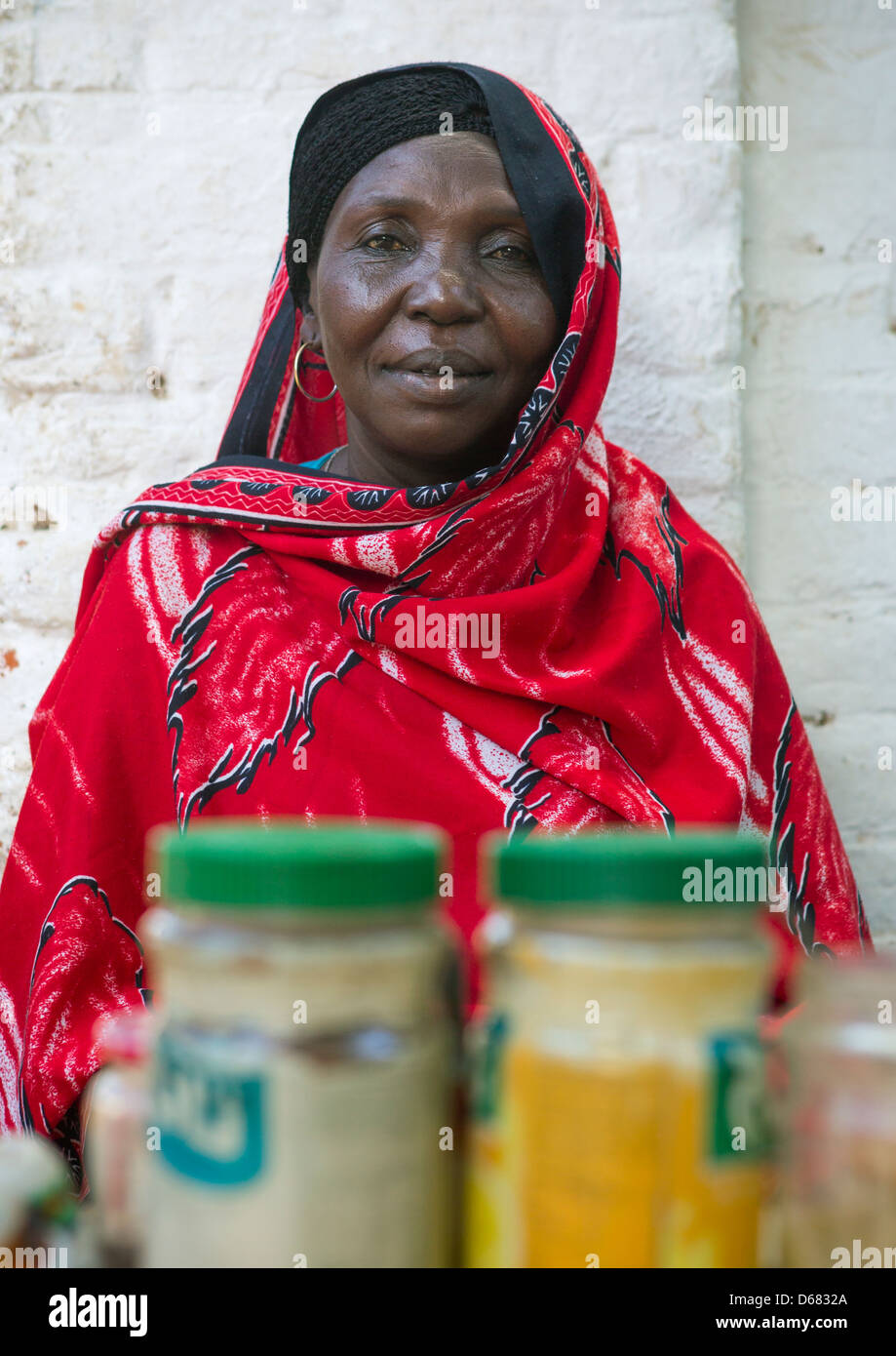 Donna di vendita di alimenti al mercato, Kassala, Sudan Foto Stock