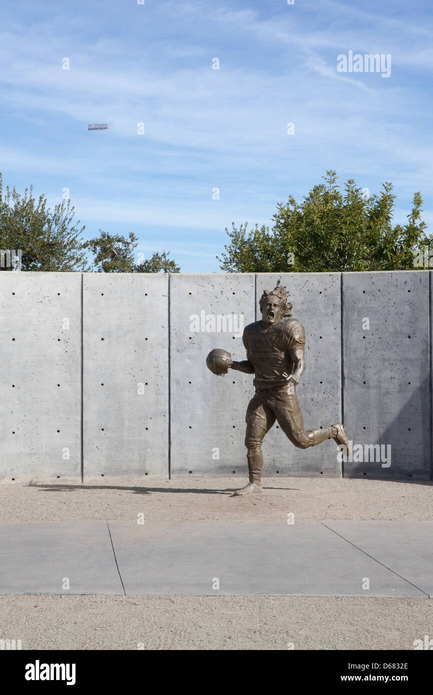 Una statua al di fuori della University of Phoenix Stadium onori Pat Tillman, Glendale, Arizona, Stati Uniti d'America Foto Stock