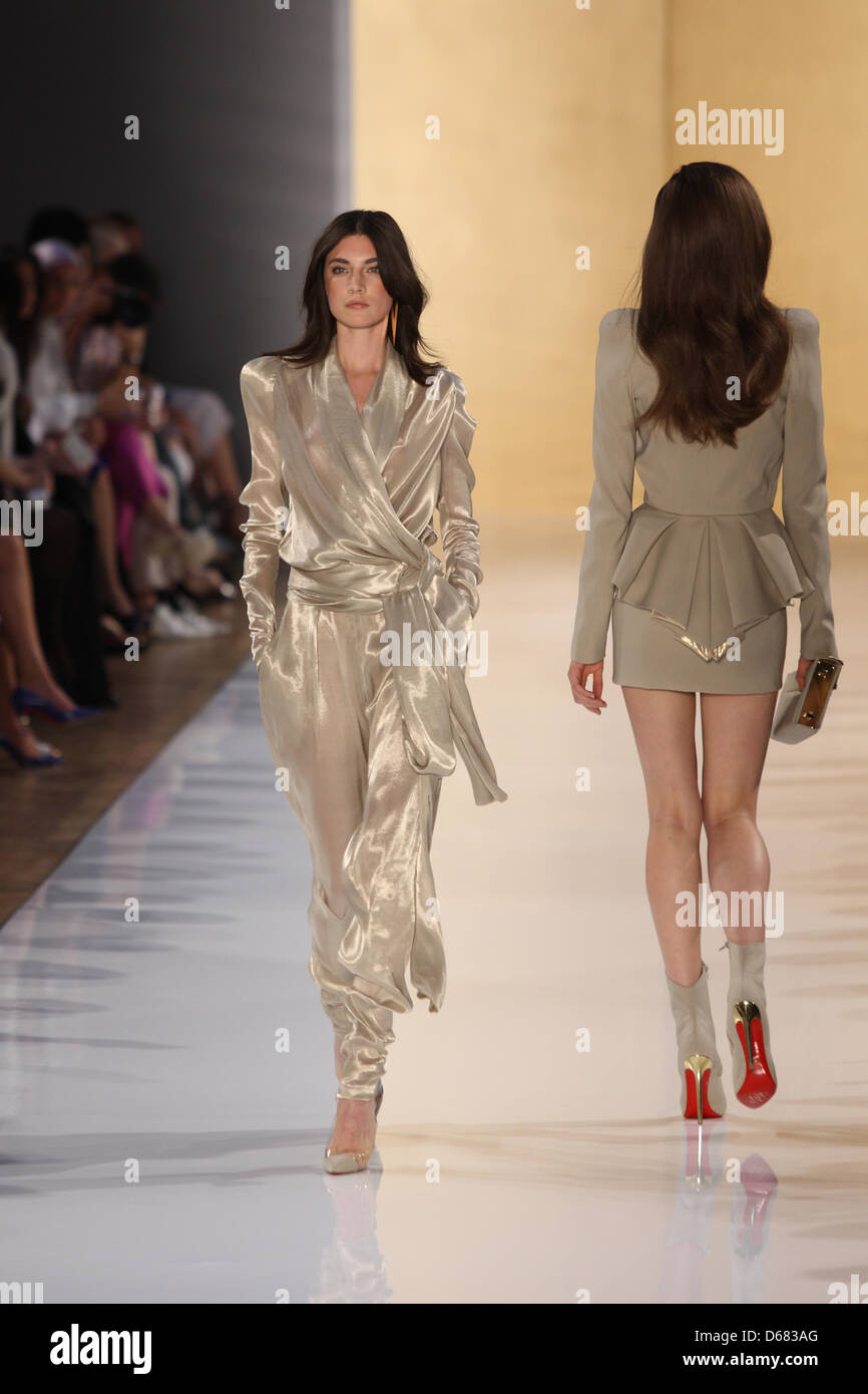 Modelli di creazioni di usura da designer francese Alexandre Vauthier come parte della Haute Couture autunno/inverno 2012/2013 collezione presentata durante il Paris Haute Couture della settimana della moda di Parigi (Francia), 3 luglio 2012. La Haute Couture sfilate di moda fino al 5 luglio 2012. Foto: Hendrik Ballhausen Foto Stock