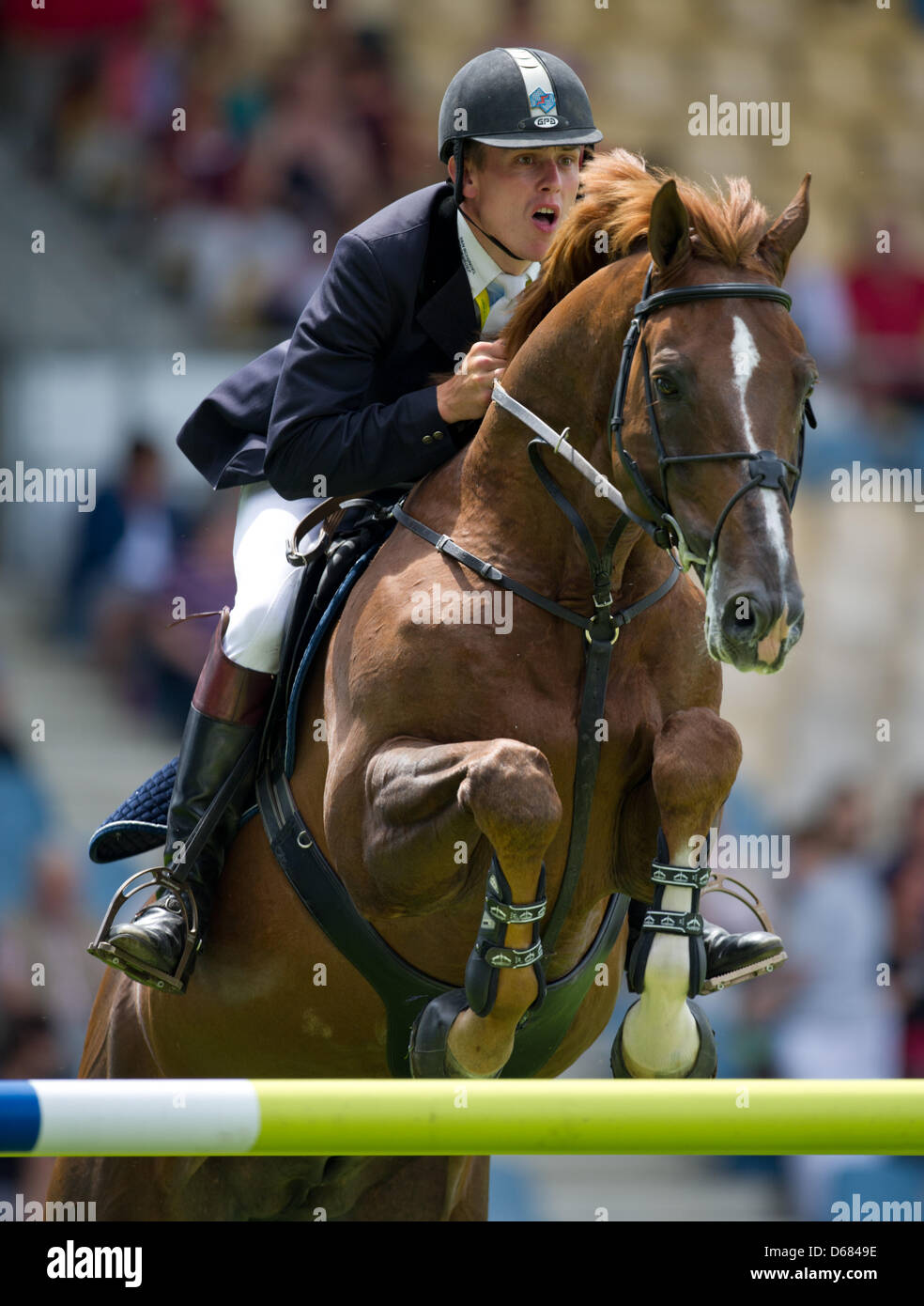 Il brasiliano mostra il ponticello Piet Raymakers salta sopra un ostacolo sul suo cavallo van Schijndel Lys Platerie a chio di Aachen, Germania, 03 luglio 2012. Foto: Uwe Anspach Foto Stock
