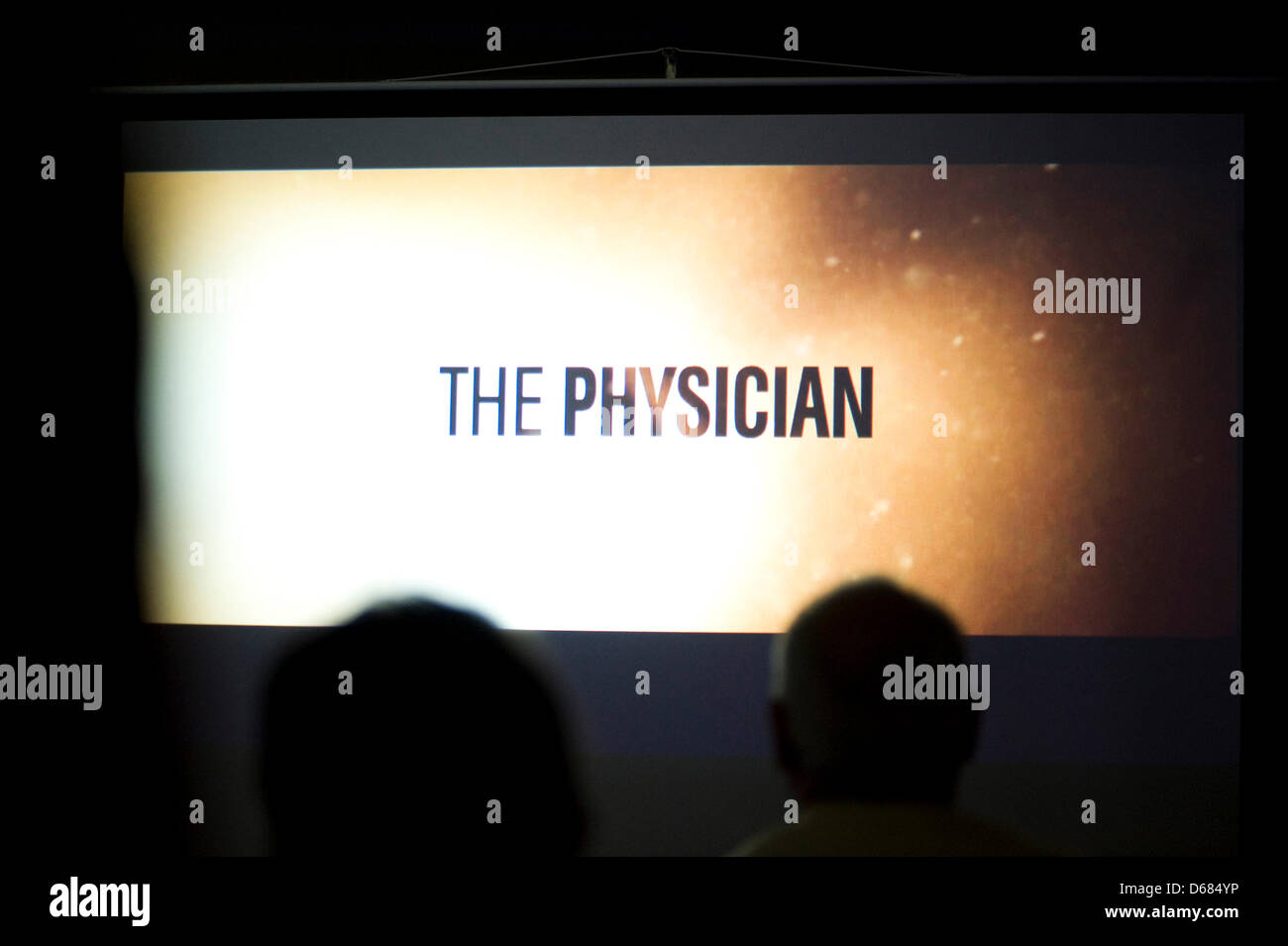 Il titolo del film "Il Medico' è visibile sullo schermo durante una conferenza stampa che si è svolta durante le riprese della versione cinematografica del romanzo in Elbingerode, Germania, 04 luglio 2012. Il film deve essere presentato nei cinema di tutto il mondo intorno a Natale 2013. Foto: Willrodt Paolina Foto Stock