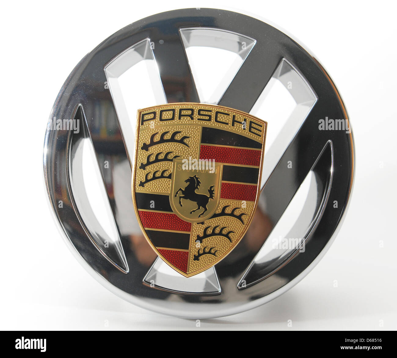 (Dpa-file) - Un file immagine datata 09 settembre 2011 mostra il logo della Volkswagen e della Porsche a Friburgo in Germania. Volkswagen è impostato per assumere il controllo completo di Porsche, VW ha annunciato il 04 luglio 2012 dalla sede centrale di Wolfsburg, Germania. Vettura sportiva maker Porsche è dovuta a venire a norma VW di controllo da 01 Agosto 2012. Foto: Patrick Seeger Foto Stock