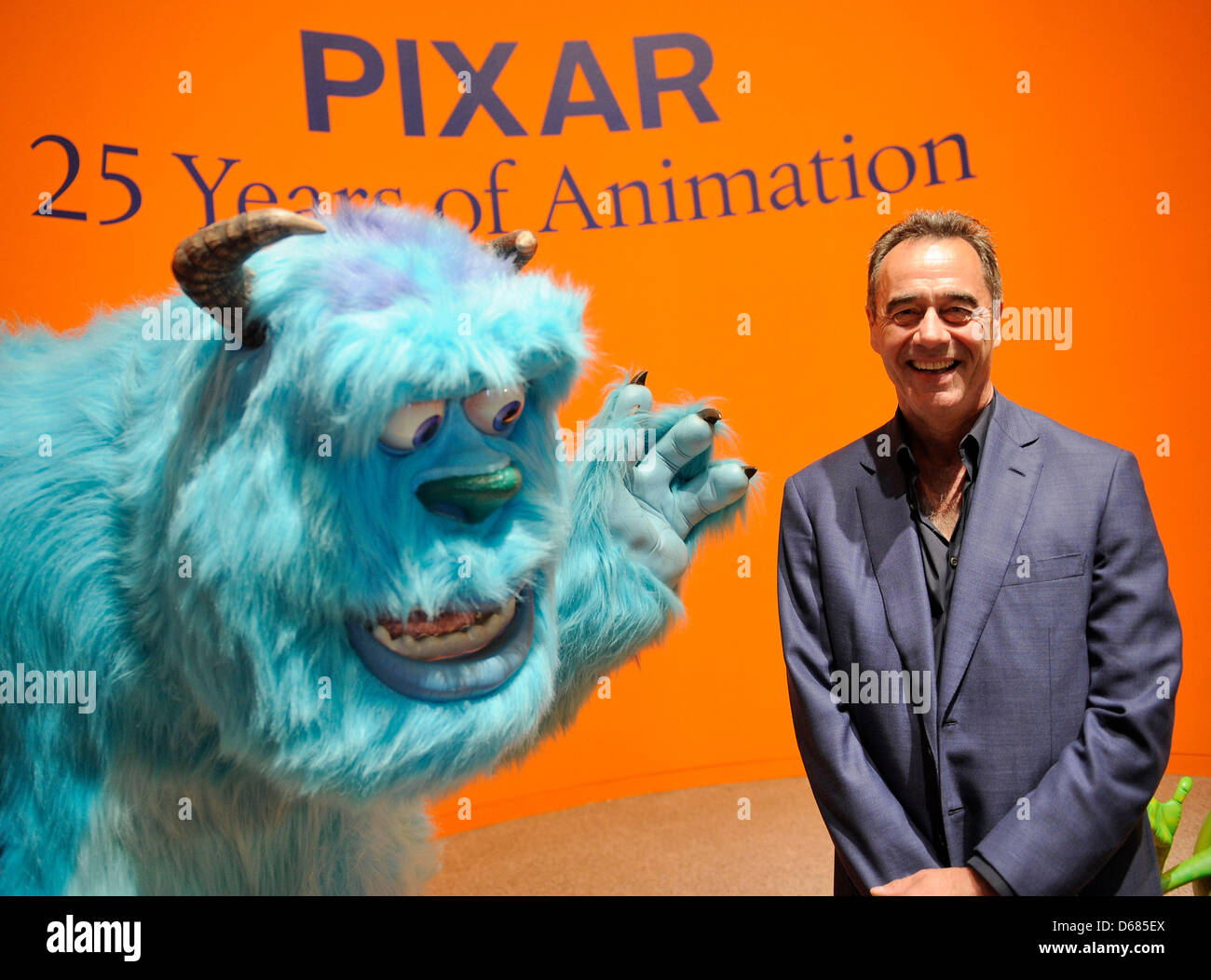 General Manager della Pixar Animation Studios, Jim Morris pone durante una conferenza stampa in occasione della mostra 'Pixar - venticinque anni di animazione' presso il Kunst und Ausstellungshalle der Bundesrepublik Deutschland di Bonn, Germania, 05 luglio 2012. Più di 500 mostre offrono ai visitatori un'impressione di tutti i computer di pellicole animate della US studio Pixar tra il 06 luglio e il 06 gennaio 2013. Foto: Foto Stock