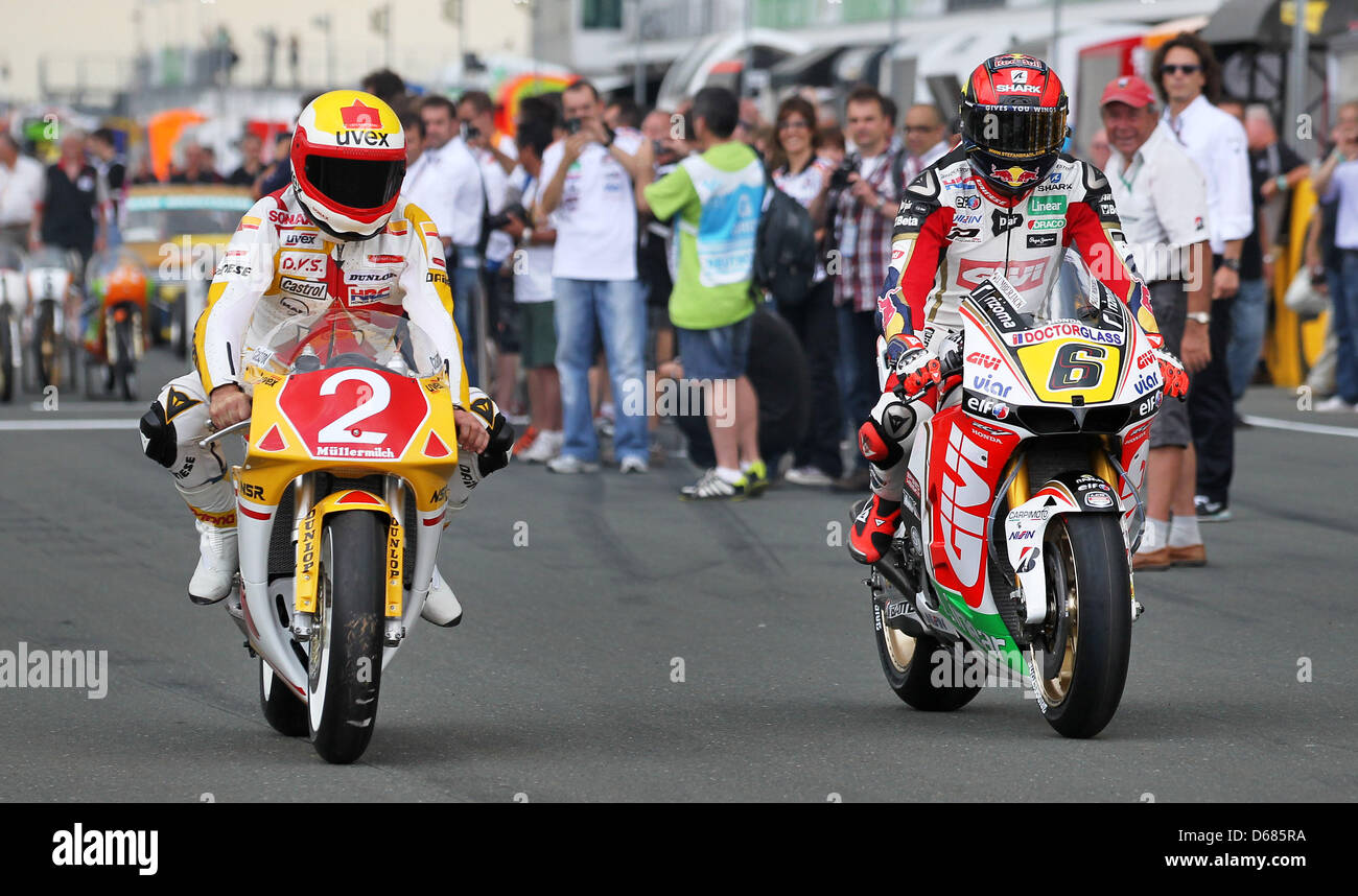 Il tedesco motociclisti Helmut (L) e Stefan Bradl ride loro motociclette da corsa sul circuito del Sachsenring racing via vicino a Hohenstein-ernstthal, Germania, 05 luglio 2012. Helmut Bradl è diventato vice campione del mondo 250cc Honda nel 1991, suo figlio di cavalcare un 1000cc Honda nel MotoGP. La Germania Gran Premio si terrà sull'ottantacinquesimo anniversario del Sachsenring il 07 e 08 luglio 2012. Ph Foto Stock